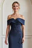 Robe sirène mère de la mariée bleu marine à épaules dénudées avec appliques