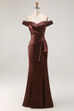 Robe formelle en satin sirène marron à épaules dénudées avec nœud drapé