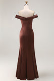 Robe formelle en satin marron sirène à épaules dénudées avec nœud drapé