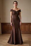 Robe de sirène brune à épaule dénudée de la mère de la mariée