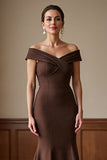Robe de sirène brune à épaule dénudée de la mère de la mariée