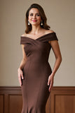 Robe de sirène brune à épaule dénudée de la mère de la mariée