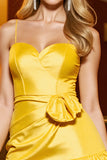 Une ligne jaune spaghetti bretelles satin Homecoming Dress