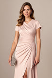 Robe fourreau en satin froncé abricot mère de la mariée avec fente