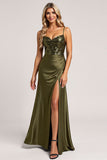 Robe de demoiselle d’honneur en satin à paillettes olive avec fente