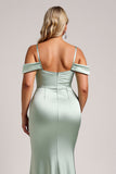 Robe de demoiselle d’honneur longue en satin vert sauge à épaules dénudées avec fente