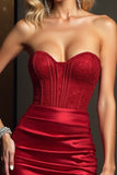 Robe bustier en satin rouge foncé pour les retrouvailles