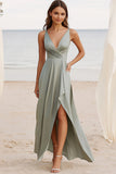 Dusty Sage Une ligne col en V froncé Robe d’invitée de mariage en satin avec fente