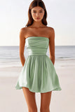 Mini robe de graduation en satin froncé vert sauge