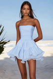 Bleu ciel Une ligne sans bretelles en mousseline de soie Mini robe de graduation avec volants