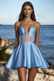 Robe courte de graduation en satin bleu à lignes longues avec appliques de dentelle