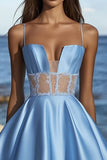 Robe courte de graduation en satin bleu à lignes longues avec appliques de dentelle