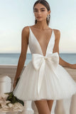Jolie robe de graduation en tulle satiné à col en V blanc avec noeud