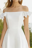Robe de graduation à volants en satin blanc à épaules dénudées