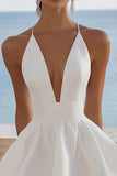 Robe de graduation blanche sans manches à col en V
