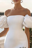 Robe courte moulante blanche à épaules dénudées