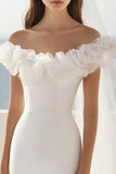 Robe moulante blanche à volants à épaules dénudées