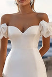 Robe courte blanche moulante à épaules dénudées