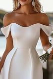 Robe de graduation blanche moulante en satin à épaules dénudées