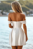 Robe de graduation blanche moulante en satin à épaules dénudées