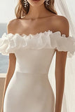 Robe de mariée moulante en satin blanc à épaules dénudées