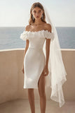 Robe de mariée moulante en satin blanc à épaules dénudées
