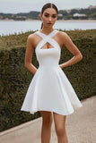 Une ligne blanche Criss Cross Straps Robe de graduation en satin