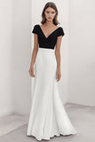 Une robe formelle blanche à col en V avec des manches courtes