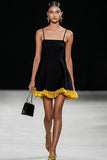 Une ligne spaghetti bretelles petite robe noire