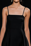 Une ligne spaghetti bretelles petite robe noire
