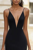 Robe formelle noire à bretelles spaghetti avec fente