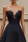 Robe longue formelle noire sans bretelles à volants