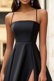 Une ligne robe longue formelle en satin noir avec fente