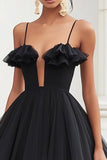 Robe de cocktail courte en tulle noir à volants