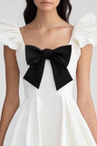Robe de graduation à volants en satin blanc et noir avec noeud