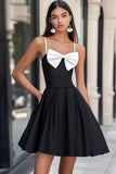 Noir et blanc satin spaghetti bretelles robe courte de graduation avec noeud