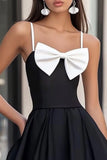 Noir et blanc satin spaghetti bretelles robe courte de graduation avec noeud
