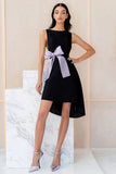Robe de cocktail courte à manches en satin noir avec nœud