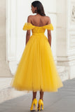 Robe longue de bal plissée en tulle jaune à épaules dénudées