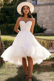 Robe de mariée blanche sans bretelles une ligne jusqu’au genou avec perles