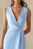 Robe longue de travail en satin bleu ciel à col en V avec fente