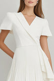 Robe courte de travail en satin plissé ivoire avec volants