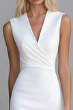 Robe de travail courte moulante en satin ivoire à col en V