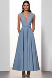 Robe longue de travail en satin gris bleu à col en V avec appliques