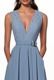 Robe longue de travail en satin gris bleu à col en V avec appliques
