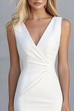 Robe de travail asymétrique moulante en satin ivoire à col en V