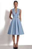 Robe de travail midi ligne en satin gris bleu à col en V avec appliques