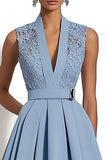 Robe de travail midi ligne en satin gris bleu à col en V avec appliques