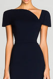 Robe de travail moulante noire en satin épaules dénudées jusqu’aux genoux