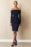 Robe de travail courte moulante en satin marine à épaules dénudées